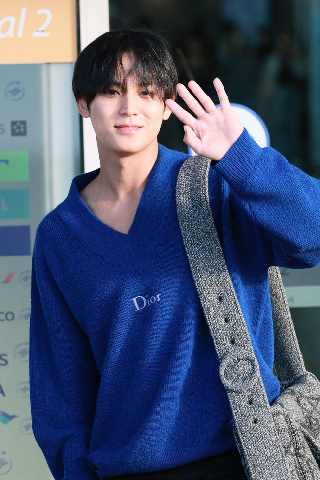 Mingyu SEVENTEEN siap temu kangen dengan penggemar Indonesia. Ia menjadi tamu istimewa di acara pop-up store DIOR yang digelar di Plaza Senayan Jakarta hari ini, Jumat (14/8/2026). Foto: dok. X