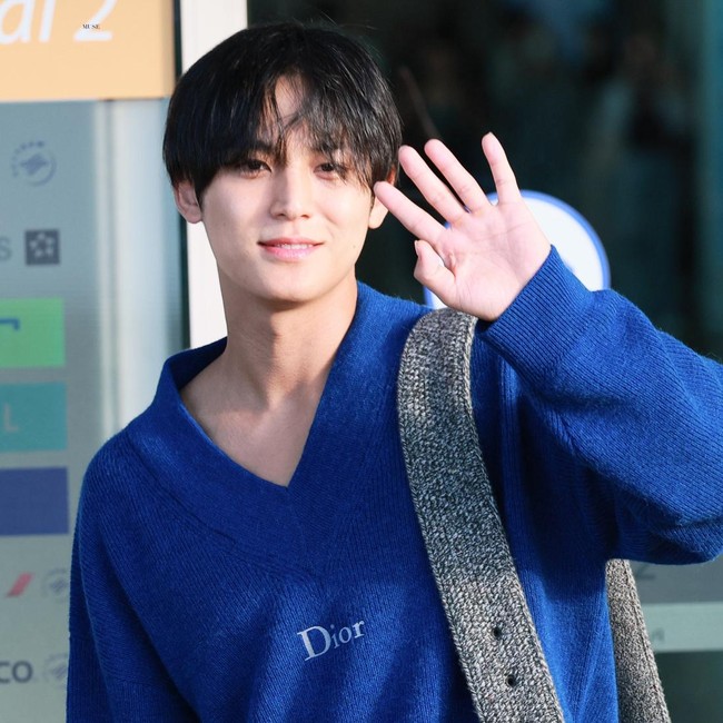 Pesona Mingyu SEVENTEEN Siap Kena Angin Jakarta, Sapa CARAT di Acara DIOR