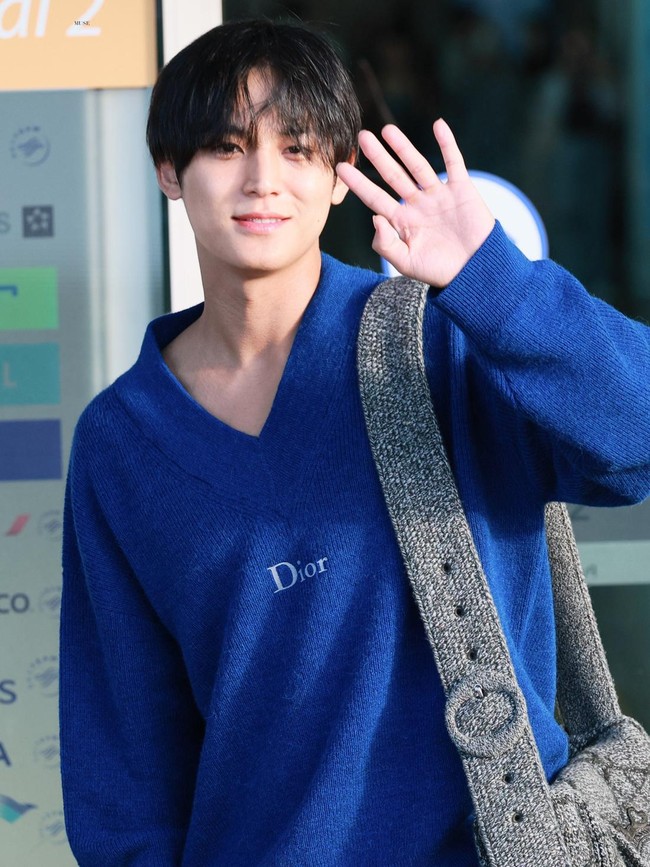 Pesona Mingyu SEVENTEEN Siap Kena Angin Jakarta, Sapa CARAT di Acara DIOR