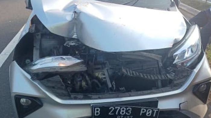 Mobil tak bertuan ditemukan ringsek di pinggir Tol Jagorawi KM 33, Jumat (14/8/2026).
