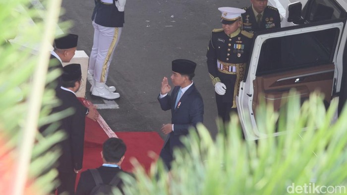 Momen Gibran Tiba di Kompleks DPR RI Sidang Tahunan MPR RI dan Sidang Bersama DPR-DPD RI digelar di kompleks parlemen, Senayan, Jakarta, hari ini. Wakil Presiden Gibran Rakabuming Raka tiba di lokasi didampingi istrinya, Selvi Ananda, Jumat (14/8/2026).