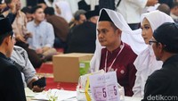 Prosesi pernikahan berlangsung secara bersama-sama dengan suasana penuh kebahagiaan dan haru. Para pasangan mengikuti rangkaian akad nikah sebagai langkah awal untuk membangun kehidupan rumah tangga bersama.