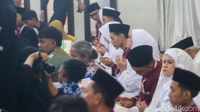 Sebanyak 30 pasangan calon pengantin melangsungkan akad nikah secara gratis dalam Festival Kawinan Tanah Abang yang digelar Kantor Urusan Agama (KUA) Tanah Abang di Masjid Fatahillah, Tanah Abang, Jakarta, Jumat (14/8/2026).

Prosesi pernikahan berlangsung secara bersama-sama dengan suasana penuh kebahagiaan dan haru. Para pasangan mengikuti rangkaian akad nikah sebagai langkah awal untuk membangun kehidupan rumah tangga bersama.