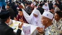 Dalam kegiatan tersebut, para pasangan calon pengantin menjalani prosesi akad nikah secara serentak. Momen pengucapan ijab kabul menjadi salah satu bagian yang penuh emosional, baik bagi pasangan maupun keluarga yang hadir menyaksikan.