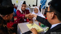 Setiap pasangan mendapatkan rice cooker, seperangkat alat salat, serta busana pernikahan. Berbagai perlengkapan tersebut menjadi bagian dari rangkaian Festival Kawinan Tanah Abang sekaligus bentuk dukungan bagi pasangan yang baru memulai kehidupan berumah tangga.