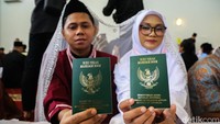 Sebanyak 30 pasangan pun kini resmi menyandang status sebagai suami istri setelah menjalani prosesi akad nikah. Kebahagiaan dan haru mewarnai momen mereka ketika memulai babak baru kehidupan melalui Festival Kawinan Tanah Abang.
