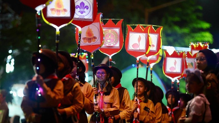 Pawai lampion yang dibawakan oleh ribuan anggota Pramuka tingkat SD hingga SMA se-Kabupaten Banyuwangi