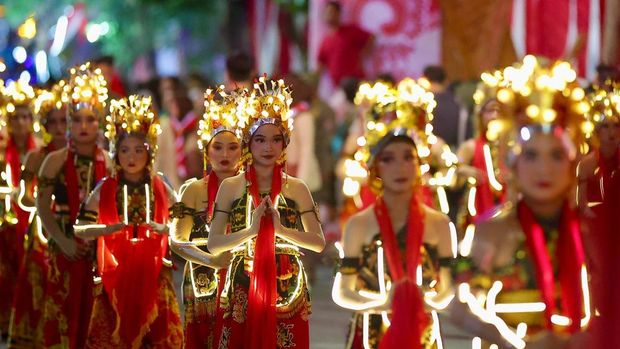 Pawai Lampion Banyuwangi Pawai lampion yang dibawakan oleh ribuan anggota Pramuka tingkat SD hingga SMA se-Kabupaten Banyuwangi