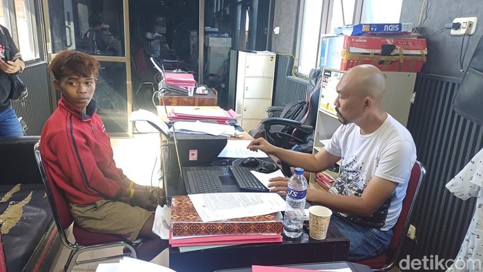 Pelaku curanmor (kiri) saat diperiksa di ruangan Unit 1 Satreskrim Polres Pangkep.