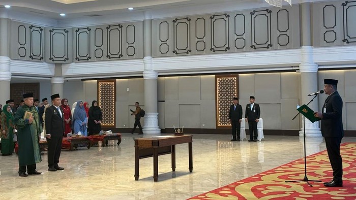Gubsu Bobby Nasution melantik Timur Tumanggor sebagai Pj Sekda Sumut.