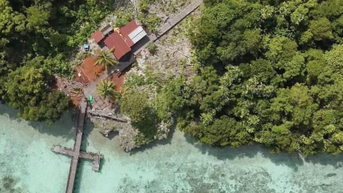 Pemandangan dari atas Pantai Teluk Lingga.