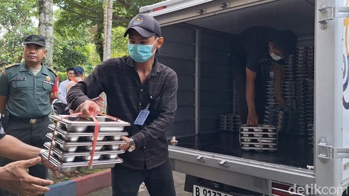 Pembagian MBG di salah satu sekolah di Mataram, NTB.