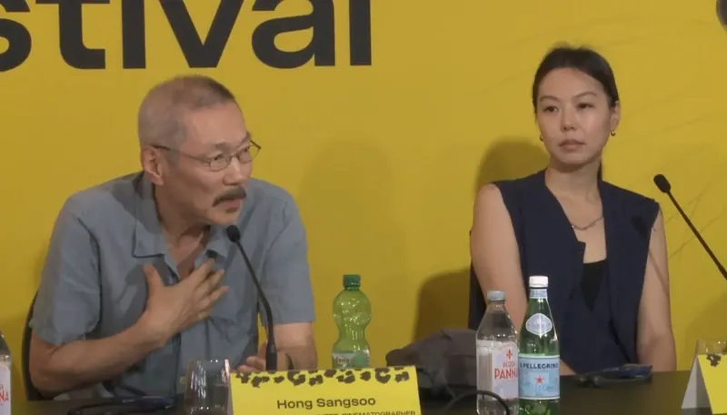Penampilan Kim Min Hee, aktris kontroversial yang menjadi orang ketiga dalam pernikahan sutradara Hong Sang Soo. Keduanya muncul bersama di Festival Film Locarno 2026. Penampilan Kim Min Hee, aktris kontroversial yang menjadi orang ketiga dalam pernikahan sutradara Hong Sang Soo. Keduanya muncul bersama di Festival Film Locarno 2026.