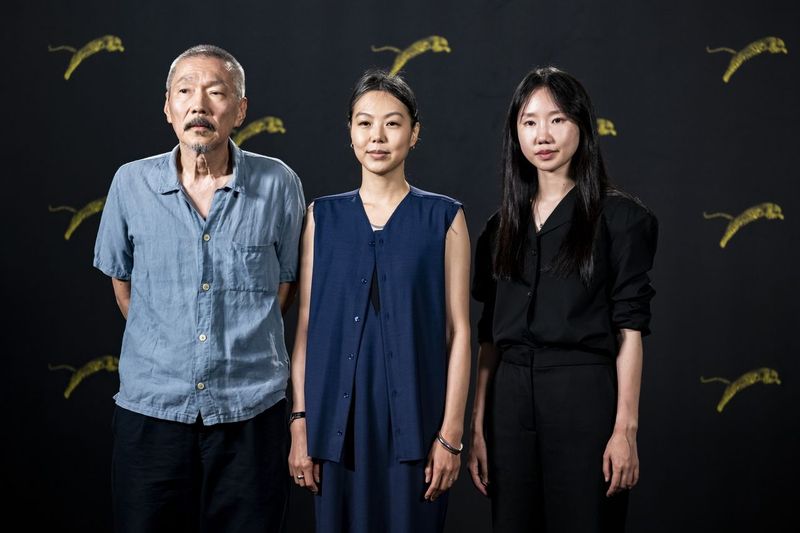 Penampilan Kim Min Hee,  aktris kontroversial yang menjadi orang ketiga dalam pernikahan sutradara Hong Sang Soo. Keduanya muncul bersama di Festival Film Locarno 2026.