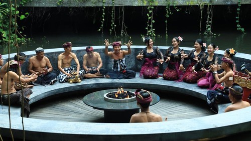 Penampilan musik tradiosional Genjek oleh komunitas sanggar seni Pondok Pekak di Ubud Folkfest, Ubud, Gianyar, Jumat (14/8/2026). (Aryo Mahendro/detikBali)