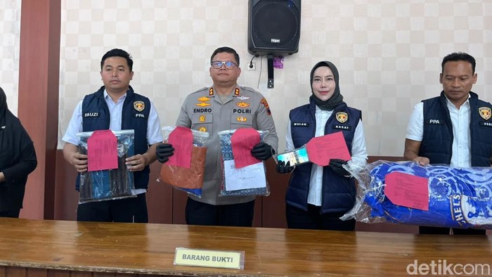 Wakapolresta Cilacap, AKBP Endro Aribowo menunjukkan barang bukti kasus persetubuhan terhadap anak laki-laki di aula kantornya, Jumat (14/8/2026).