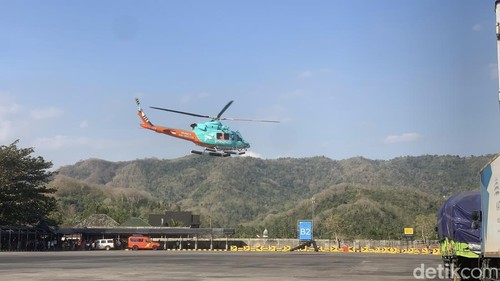 Helikopter Finns SGi Air Bali dikerahkan mencari lima korban KMP Putri Yasmin yang hilang, Jumat (14/8/2026).