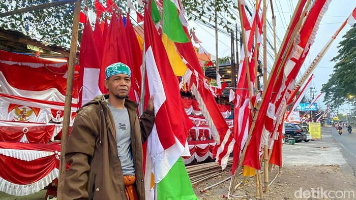 Penjual bendera di Jalan Letjend S Parman, Kota Malang.