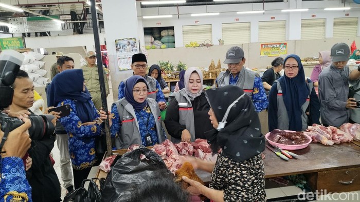 Penjual daging di Pasar Legi Ponorogo
