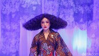 Pesona Batik Madura dalam Koleksi Nusanova 2.0: Sekar Jagat Karya Ivan Gunawan