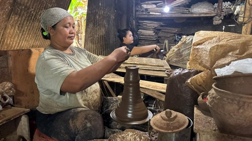 Perajin gerabah di Desa Kapal, Kabupaten Badung, Bali, beberapa waktu lalu.