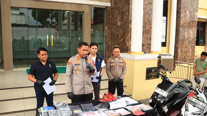 Ungkap kasus perampokan SPBU Selokromo di Mapolres Wonosobo, Jumat (14/8/2026).