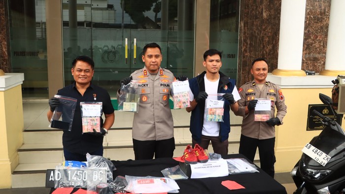 Ungkap kasus perampokan SPBU Selokromo di Mapolres Wonosobo, Jumat (14/8/2026).