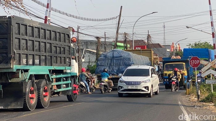 Perlintasan kereta api di Cerme yang menjadi salah satu titik langganan macet.
