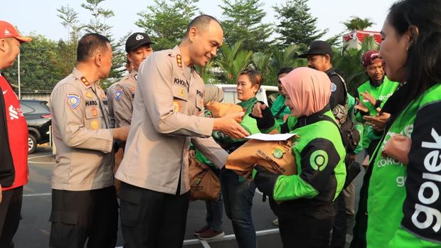 Perlombaan hingga service motor ojol meriahkan HUT RI di Polres Metro Bekasi Kota, Jumat (14/8/2026).