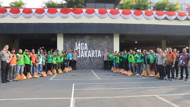 Perlombaan hingga service motor ojol meriahkan HUT RI di Polres Metro Bekasi Kota, Jumat (14/8/2026).