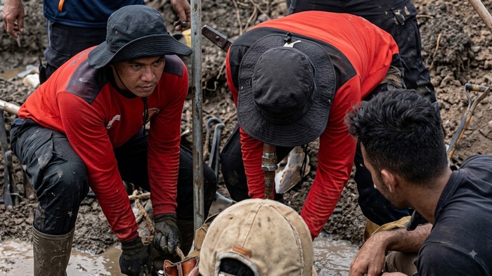 Petugas buat sumur bor dekar lokasi karhutla di Kotim