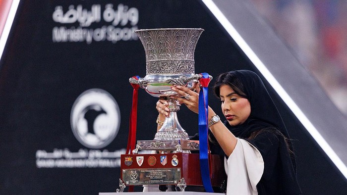 JEDDAH, SAUDI ARABIA - JANUARY 11: The Spanish Super Cup winners trophy following the Spanish Super Cup Final match between FC Barcelona and Real Madrid CF at King Abdullah Sports City Hall Stadium on January 11, 2026 in Jeddah, Saudi Arabia. (Photo by Maciej Rogowski/Eurasia Sport Images/Getty Images)