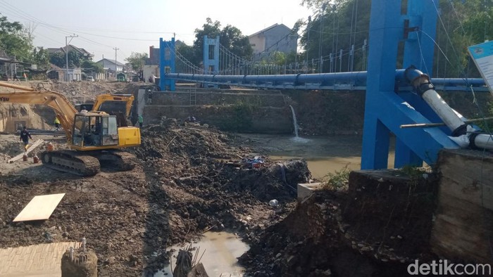 Pipa distribusi PDAM yang jebol di dekat proyek jembatan Cawas, Klaten, Jumat (14/8/2026).
