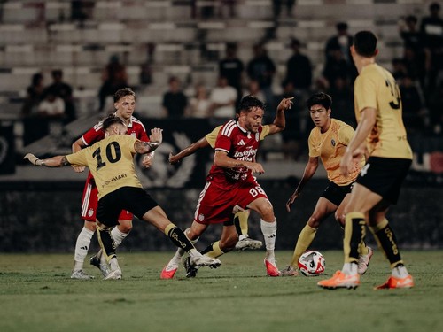 Playmaker Bali United, Queven Inacio (tengah) diapit para pemain Sabah FC dalam Dewata Challenge 2026 di Stadion Kapten I Wayan Dipta, Kamis (13/8/2026).