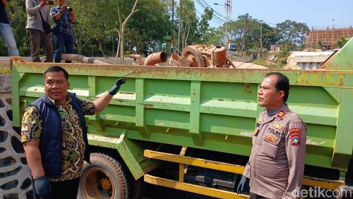 Polisi menunjukkan barang bukti dump truck yang diamankan dalam kasus pengolahan pasir ilegal di kawasan Kampung Panglong, Batu Besar, Nongsa, Batam. (Alamudin/detikcom)