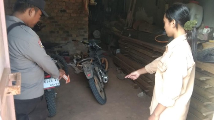 Polisi saat melakukan olah TKP pencurian sepeda motor hingga petani tewas ditembak