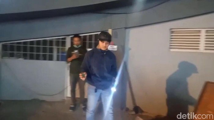 Polisi temukan barang bukti busur panah di area parkiran rumah sakit usai geng motor menyerang dan membegal Warga.