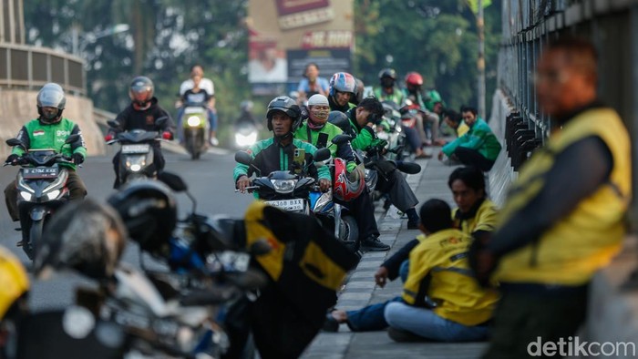 Potret Aktivitas Ojol Saat Prabowo Klaim Pendapatan Mereka Naik 3 Kali Lipat Pengemudi ojek online menunggu penumpang di Stasiun LRT Cikunir, Bekasi, Jumat (14/8/2026).