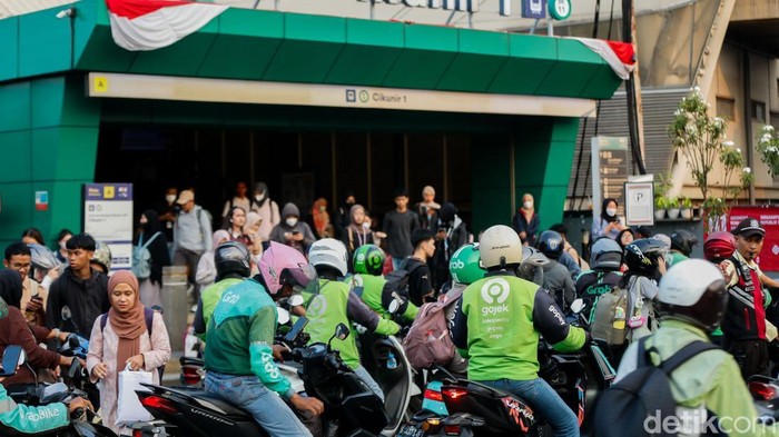 Pengemudi ojek online menunggu penumpang di Stasiun LRT Cikunir, Bekasi, Jumat (14/8/2026).