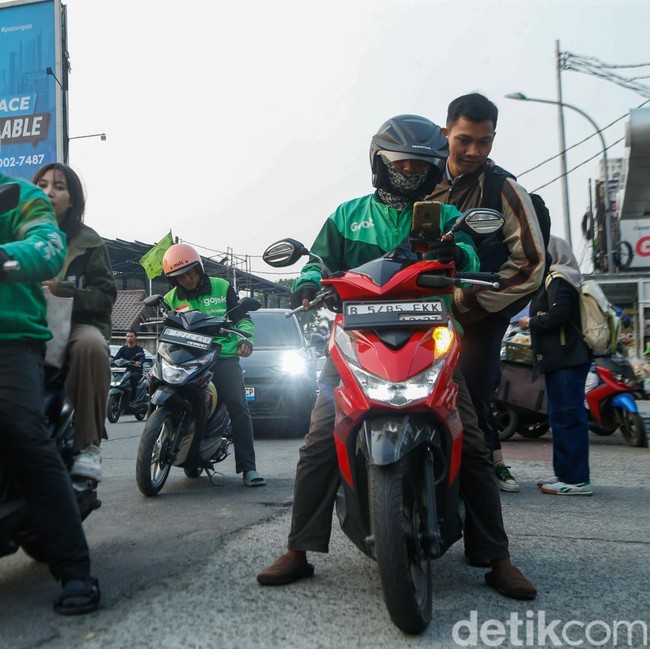 Potret Aktivitas Ojol Saat Prabowo Klaim Pendapatan Mereka Naik 3 Kali Lipat
