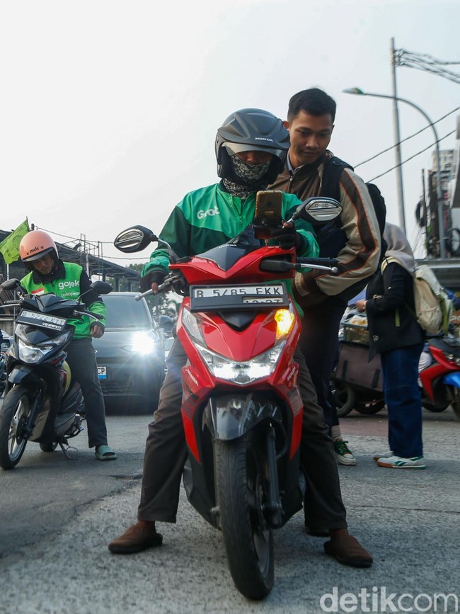 Potret Aktivitas Ojol Saat Prabowo Klaim Pendapatan Mereka Naik 3 Kali Lipat