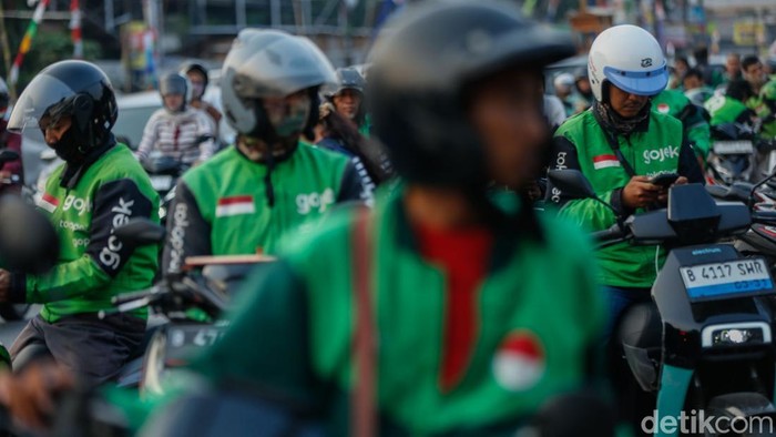 Pengemudi ojek online menunggu penumpang di Stasiun LRT Cikunir, Bekasi, Jumat (14/8/2026).