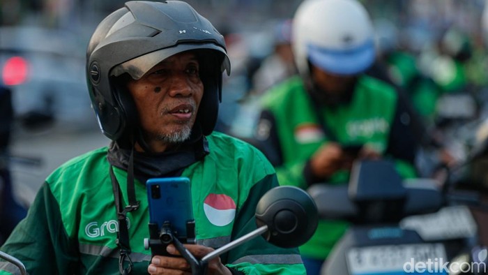 Pengemudi ojek online menunggu penumpang di Stasiun LRT Cikunir, Bekasi, Jumat (14/8/2026).
