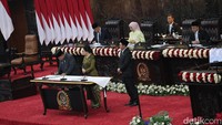 Prabowo mengatakan angka defisit tersebut lebih rendah dibandingkan rencana pembiayaan APBN 2026 sebesar Rp689,1 triliun dengan defisit 2,68 persen terhadap PDB. 