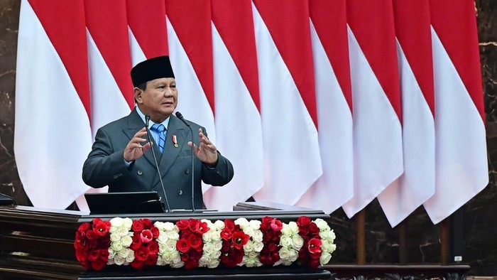 Prabowo Subianto saat rapat paripurna rancangan Anggaran Pendapatan dan Belanja Negara (RAPBN) 2027 dan Nota Keuangan di gedung DPR/MPR, Senayan, Jakarta, Jumat (14/8/2026).