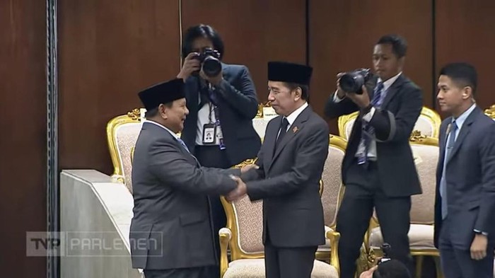Setelah berpidato di Sidang Tahunan MPR dan Sidang Bersama DPR-DPD, Presiden Prabowo Subianto hormat dan menyalami Presiden ke-7 RI Joko Widodo (Jokowi), Jumat (14/8/2026).