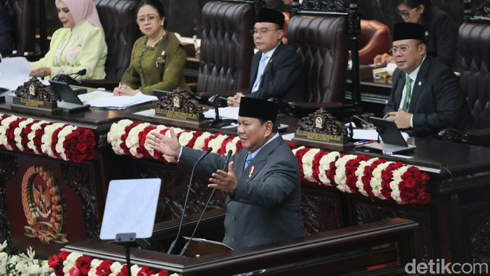 Prabowo sampaikan rencana APBN 2027 saat Sidang Tahunan MPR dan Sidang Bersama DPR-DPD 2026 di kompleks parlemen, Senayan, Jakarta, Jumat (14/8/2026).