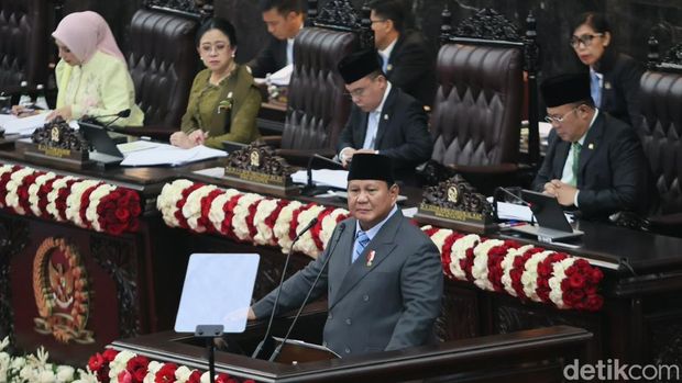 Prabowo sampaikan rencana APBN 2027 saat Sidang Tahunan MPR dan Sidang Bersama DPR-DPD 2026 di kompleks parlemen, Senayan, Jakarta, Jumat (14/8/2026).