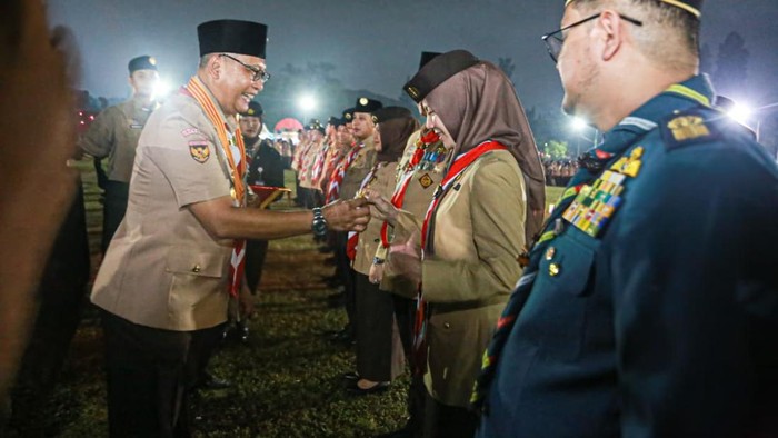 Sulastri saat menerima penghargaan Gerakan Pramuka