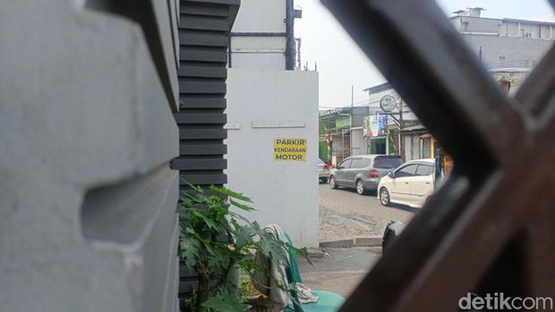 Pria nan viral mindik-mindik membawa pistol sembari bergaya mengintai diduga mengalami gangguan jiwa. Warga sekitar menceritakan soal sosok laki-laki itu. (Shonya NR/detikcom)